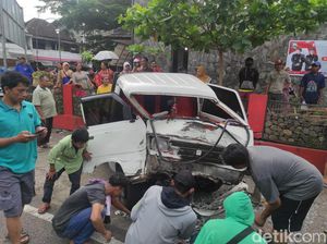 Truk Kontainer Tabrak Sejumlah Kendaraan Parkir Depan Pasar Bandarjo Ungaran Truk Kontainer Tabrak Sejumlah Kendaraan Parkir Depan Pasar Bandarjo Ungaran