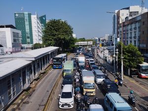 Lalin Daan Mogot Jakbar Macet, Warga Harap Jam Masuk Kerja-Sekolah Diatur Lalin Daan Mogot Jakbar Macet, Warga Harap Jam Masuk Kerja-Sekolah Diatur