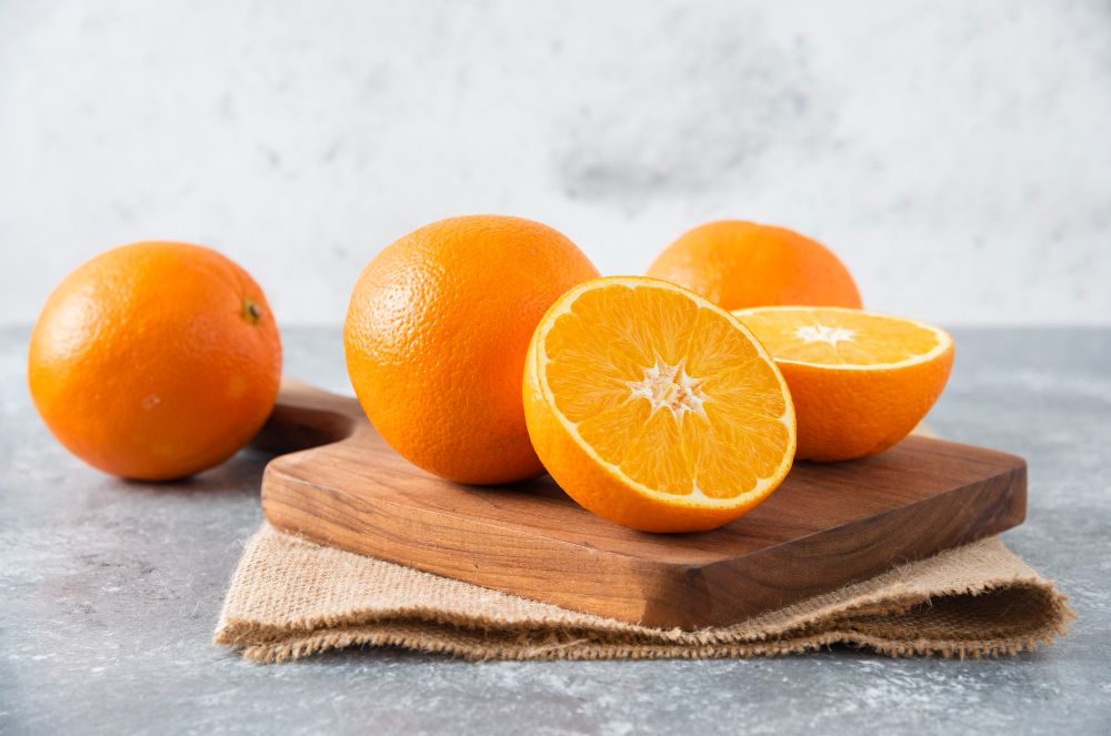 Kaya akan vitamin C dan nutrisi lainnya, jeruk sangat direkomendasikan dikonsumsi saat sahur.