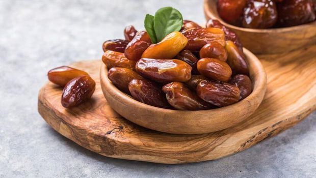 Buah kurma menawarkan berbagai nutrisi penting yang memberikan efek mengenyangkan dalam waktu lama.