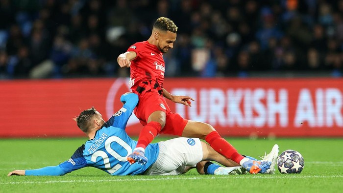 15 March 2023, Italy, Neapel: Soccer: Champions League, SSC Napoli - Eintracht Frankfurt, knockout round, round of 16, second leg, Stadio Diego Armando Maradona. Napolis Piotr Zielinski (l) and Frankfurts Djibril Sow fight for the ball. Photo: Oliver Weiken/dpa (Photo by Oliver Weiken/picture alliance via Getty Images)