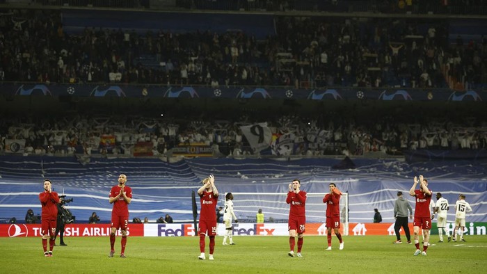 Soccer Football - Champions League - Round of 16 - Second Leg - Real Madrid v Liverpool - Santiago Bernabeu, Madrid, Spain - March 15, 2023 Liverpool players look dejected after the match REUTERS/Juan Medina