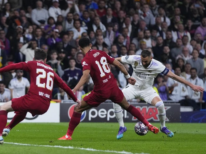 Liverpool Melempem di Markas Real Madrid Real Madrid's Karim Benzema, right. Is challenged by Liverpool's Cody Gakpo, centre during the Champions League, round of 16 second leg soccer match between Real Madrid and Liverpool at the Santiago Bernabeu stadium in Wednesday, March 15, 2023. (AP Photo/Manu Fernandez)