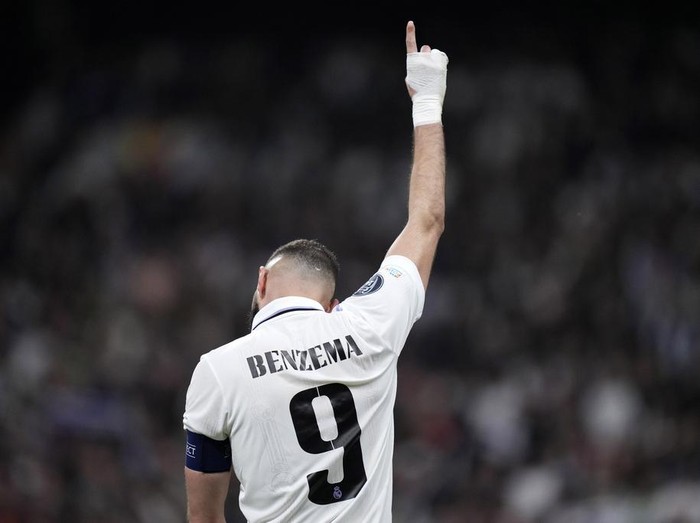 Real Madrid's Karim Benzema celebrates after scoring his sides first goal during the Champions League, round of 16, second leg soccer match between Real Madrid and Liverpool at the Santiago Bernabeu stadium in Madrid, Spain, Wednesday, March 15, 2023. (AP Photo/Bernat Armangue)
