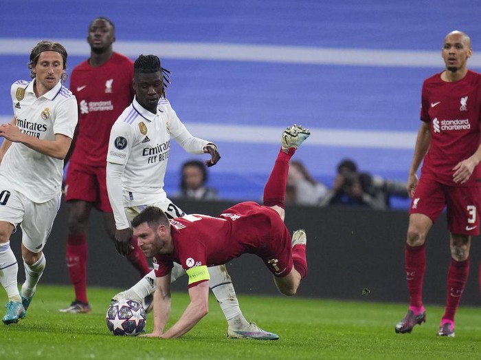 Liverpool Melempem di Markas Real Madrid Liverpool's James Milner, centre, falls in front of Real Madrid's Eduardo Camavinga, 3rd from left during the Champions League, round of 16 second leg soccer match between Real Madrid and Liverpool at the Santiago Bernabeu stadium in Wednesday, March 15, 2023. (AP Photo/Manu Fernandez)
