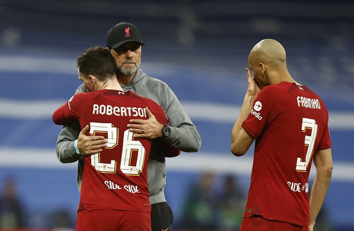 Liverpool Soccer Football - Champions League - Round of 16 - Second Leg - Real Madrid v Liverpool - Santiago Bernabeu, Madrid, Spain - March 15, 2023 Liverpool manager Juergen Klopp, Andrew Robertson and Fabinho look dejected after the match REUTERS/Juan Medina