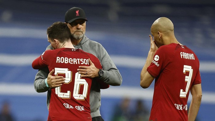 Soccer Football - Champions League - Round of 16 - Second Leg - Real Madrid v Liverpool - Santiago Bernabeu, Madrid, Spain - March 15, 2023 Liverpool manager Juergen Klopp, Andrew Robertson and Fabinho look dejected after the match REUTERS/Juan Medina
