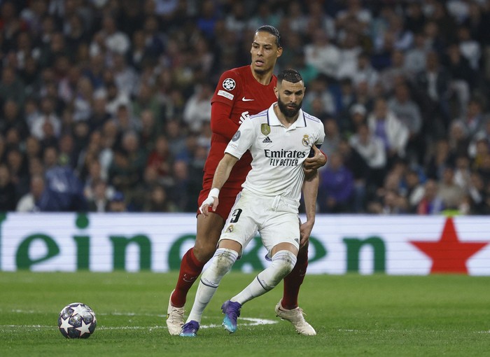 Soccer Football - Champions League - Round of 16 - Second Leg - Real Madrid v Liverpool - Santiago Bernabeu, Madrid, Spain - March 15, 2023 Liverpools Virgil van Dijk in action with Real Madrids Karim Benzema REUTERS/Susana Vera