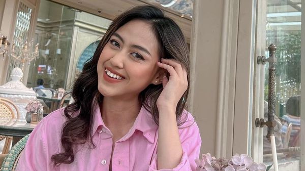 Manisnya Sisca Saras JKT48 Saat Minum Teh dan Makan Kue di Kafe
