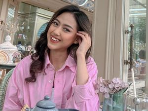 Manisnya Sisca Saras JKT48 Saat Minum Teh dan Makan Kue di Kafe Manisnya Sisca Saras JKT48 Saat Minum Teh dan Makan Kue di Kafe