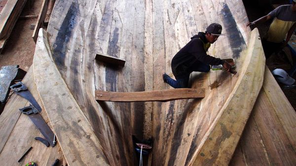 Melihat Proses Pembuatan Perahu Nelayan