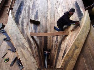 Melihat Proses Pembuatan Perahu Nelayan Melihat Proses Pembuatan Perahu Nelayan