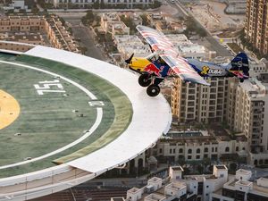Gila dan Mendebarkan, Pertama Kali Pesawat Mendarat di Helipad Atap Gedung