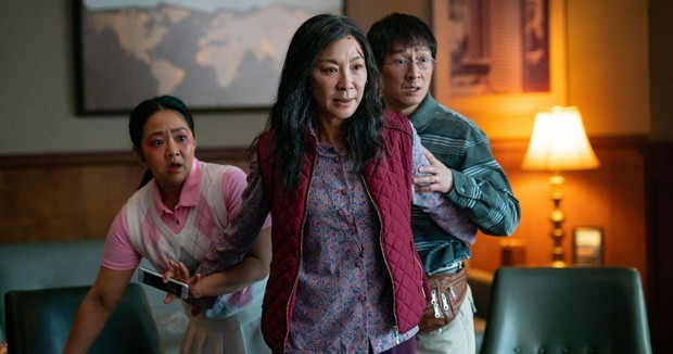 Michelle Yeoh saat berakting di film Everything Everywhere All at Once.