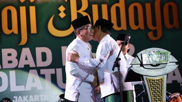 Momen Mardiono Cium Tangan-Serahkan Batik ke Ketum PBNU di Acara PPP