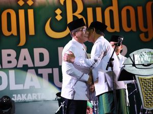 Momen Mardiono Cium Tangan-Serahkan Batik ke Ketum PBNU di Acara PPP