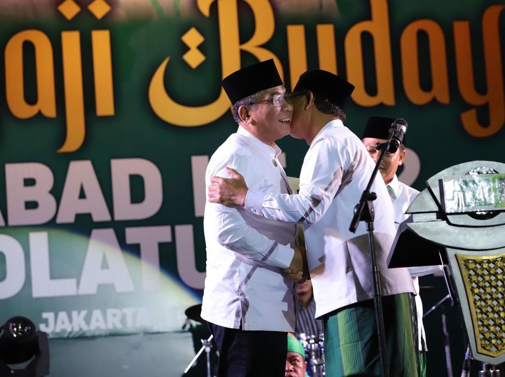 Momen Mardiono Cium Tangan-Serahkan Batik ke Ketum PBNU di Acara PPP Momen Mardiono Cium Tangan-Serahkan Batik ke Ketum PBNU di Acara PPP
