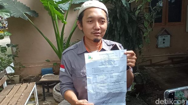 Muhammad Sabil, guru honorer SMK di Cirebon yang dipecat usai kritik Ridwan Kamil.