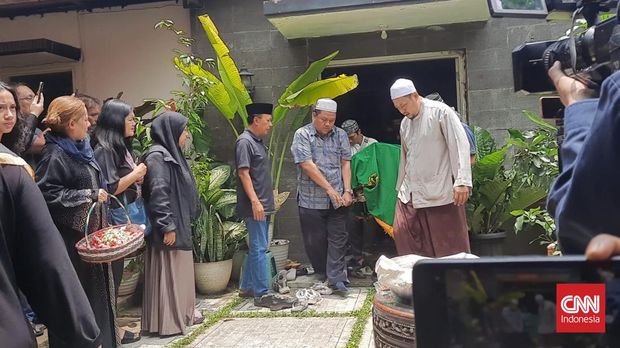 Jenazah Nani Wijaya dibawa dari rumah duka di kawasan Bojong Koneng, Babakan Madang, Kabupaten Bogor, untuk disalatkan dan dimakamkan, Kamis (16/3).