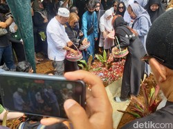 Tangis Anak dan Cucu Lepas Nani Wijaya untuk Selamanya