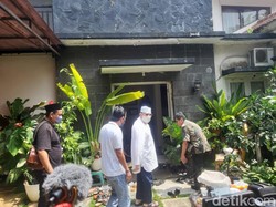 Para Pemain Bajaj Bajuri Melayat ke Rumah Duka Nani Wijaya