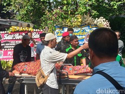 Jenazah Musisi Legendaris Nomo Koeswoyo Tiba di Jakarta