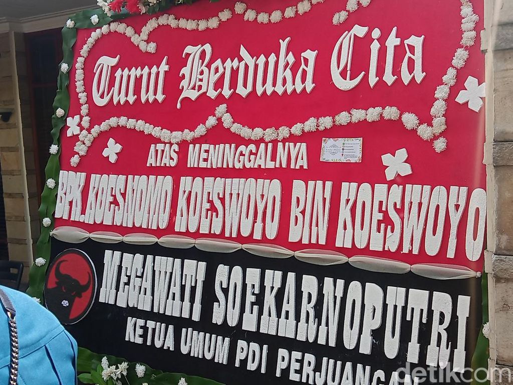 Jenazah Nomo Koeswoyo Tiba di Rumah Duka Jakarta