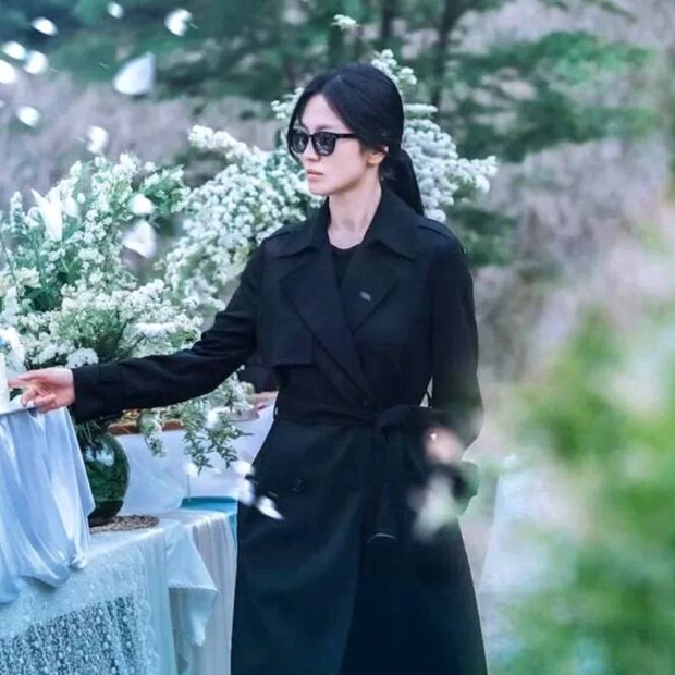 Outfit Dong Eun yang tertutup sesuai dengan kepribadiannya / Foto: yesstyle.com