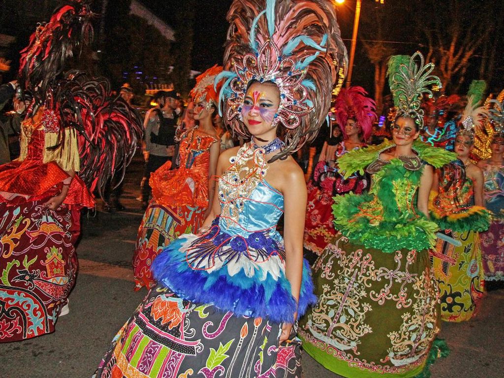 Melihat Kemeriahan Parade Busana Benang Bintik di Kalteng