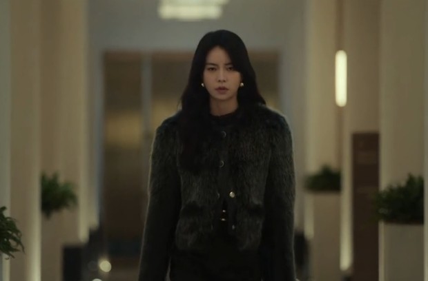 Park Yeon Jin dengan jaket berbulu yang mewah / Foto: Netflix.com/The Glory