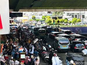 Pasar Tanah Abang Diserbu Pengunjung, Lalin Macet