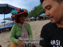 Viral Turis Thailand Diserbu Pedagang Asongan Pantai Kuta, Bikin Frustasi