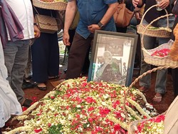 Mengharukan, Pemakaman Nomo Koeswoyo Diiringi Isak Tangis Keluarga