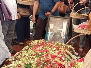 Mengharukan, Pemakaman Nomo Koeswoyo Diiringi Isak Tangis Keluarga Mengharukan, Pemakaman Nomo Koeswoyo Diiringi Isak Tangis Keluarga