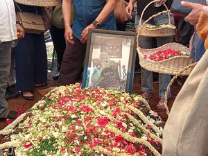 Ketegaran Keluarga Antar Jenazah Nomo Koeswoyo ke Peristirahatan Terakhir