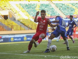 Empat menit berselang justru Persija yang berhasil unggul 1-0 duluan. Riko Simanjuntak melepaskan sontekan dengan mengonversikan umpan dari Firza Andika. 