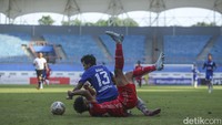Keunggulan itu membuat Persija tampil percaya diri. Michael Krmencik nyaris menggandakan keunggulan Persija pada menit ke-22.  