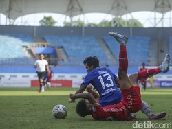 Keunggulan itu membuat Persija tampil percaya diri. Michael Krmencik nyaris menggandakan keunggulan Persija pada menit ke-22.  