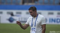 Persija terus mengancam pertahanan PSIS sampai akhir babak pertama, tapi tak ada yang membuahkan hasil. Sementara PSIS kesulitan untuk menciptakan peluang.  
