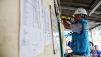 Jelang Ramadan, PLN Cek Kelistrikan Musala di Bantaran Rel KA