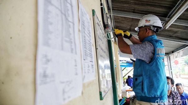 Jelang Ramadan, PLN Cek Kelistrikan Musala di Bantaran Rel KA