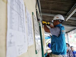 Jelang Ramadan, PLN Cek Kelistrikan Musala di Bantaran Rel KA