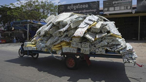 Potret Kendaraan Overload di Kamboja, Ngeri Banget!