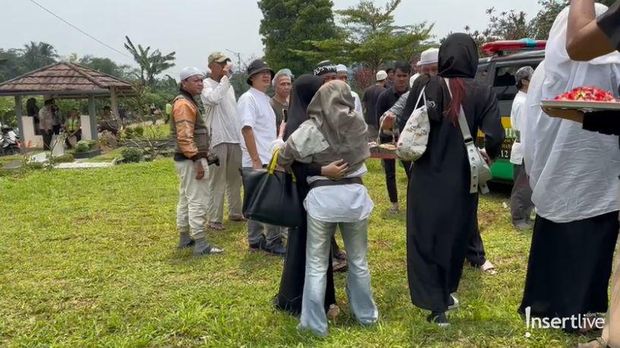 Prosesi Pemakaman Nani Wijaya