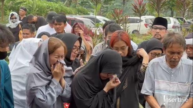 Prosesi Pemakaman Nani Wijaya