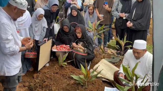Prosesi Pemakaman Nani Wijaya