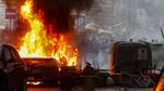 Rusuh! Suporter Eintracht Frankfurt Bakar Mobil Polisi di Naples