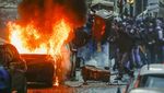 Rusuh! Suporter Eintracht Frankfurt Bakar Mobil Polisi di Naples