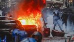 Rusuh! Suporter Eintracht Frankfurt Bakar Mobil Polisi di Naples