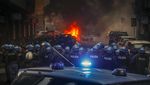 Rusuh! Suporter Eintracht Frankfurt Bakar Mobil Polisi di Naples